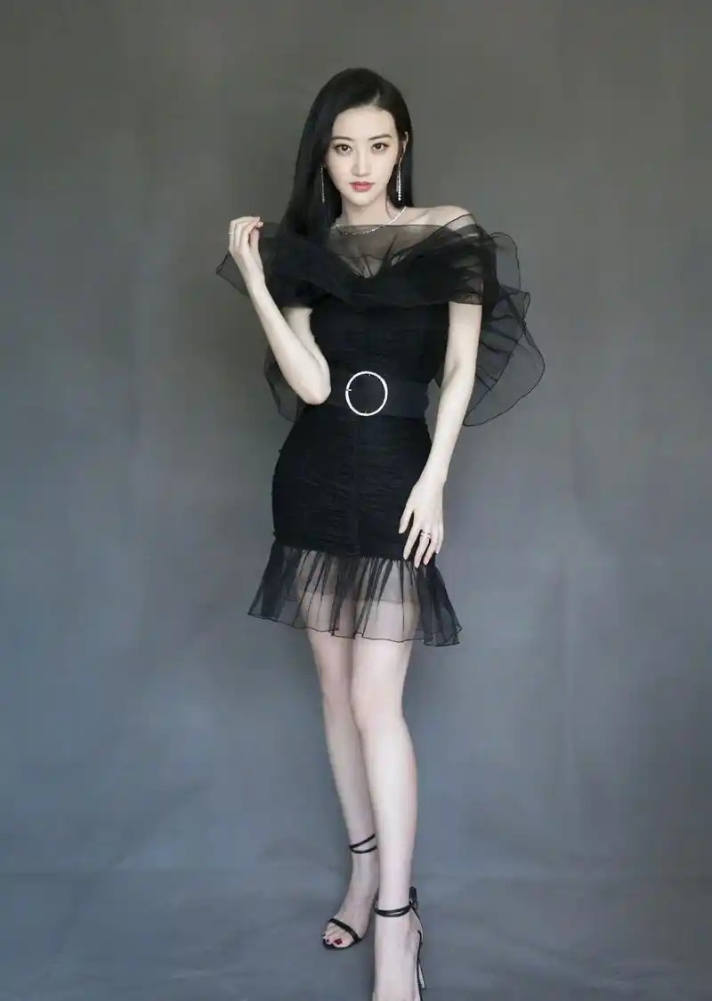 32岁的景甜也太会穿了吧!身穿黑色连衣裙搭配高跟鞋,这气质绝了