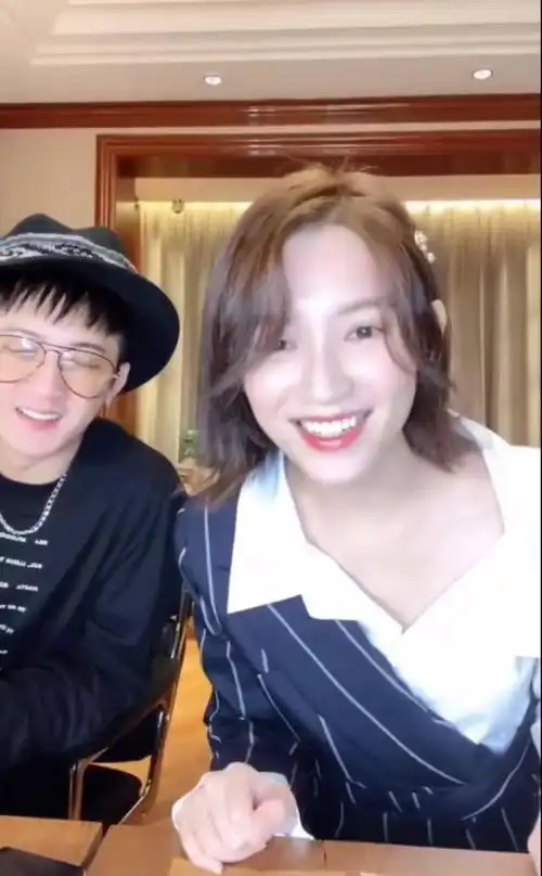 苏青:你看有人叫你老公! 檀健次:那是在叫你吧