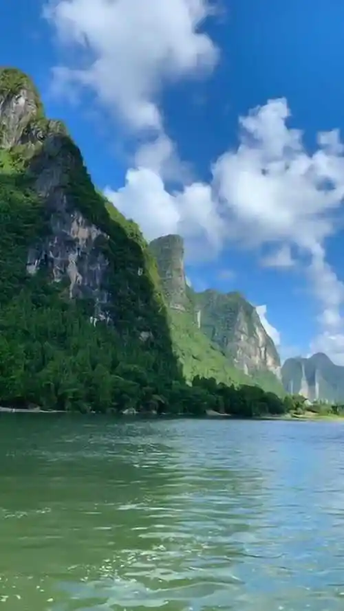 蓝天白云青山绿水,说的就是桂林山水,简洁而又全面的概括