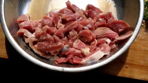 辣椒炒鸡肾的做法图解1