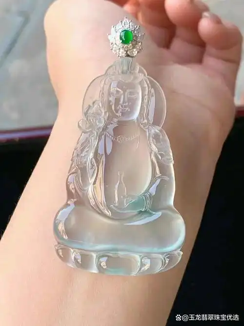 绝美冰种翡翠观音菩萨吊坠,慈悲与精致工艺的完美融合!