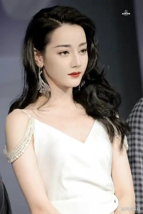 好美!迪丽热巴一袭白色开衩裙,搭配港风大波浪,明艳又大气