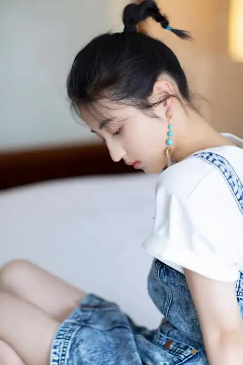 简介:张子枫俏皮清纯写真图片,分享一组张子枫图片给大家,图中的明星