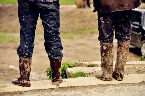 靴子上都是泥【相关词_ 靴子踩泥】