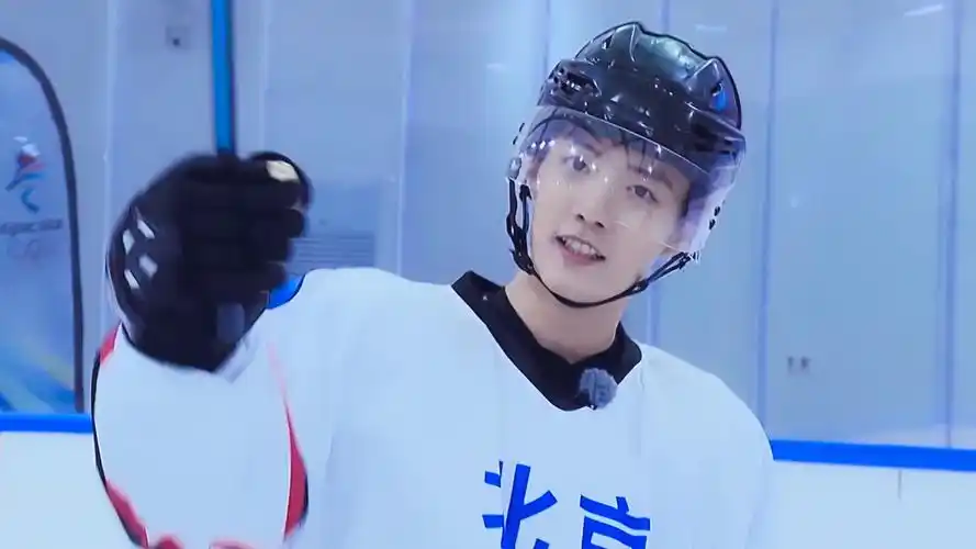 论肖战和冰球服的适配度!