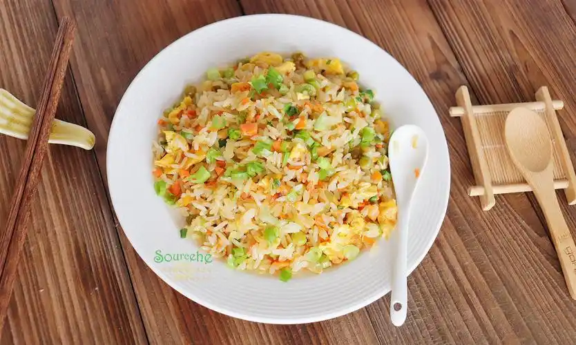 蛋炒饭时多加一步鸡蛋包裹着米饭粒粒分明润而不腻