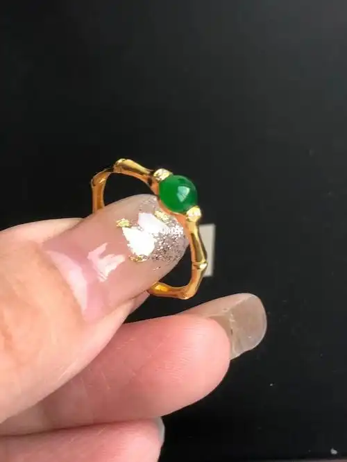 18k金镶嵌翡翠满绿蛋面戒指仙女款