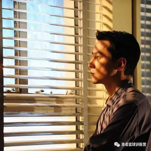 ▼看看他的侧面照▼这是他的正面照吴彦祖到底有多帅"帅过吴彦祖"所以