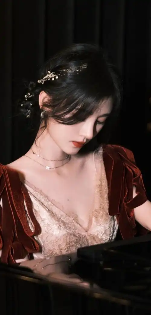 鞠婧祎红丝绒肩带礼裙