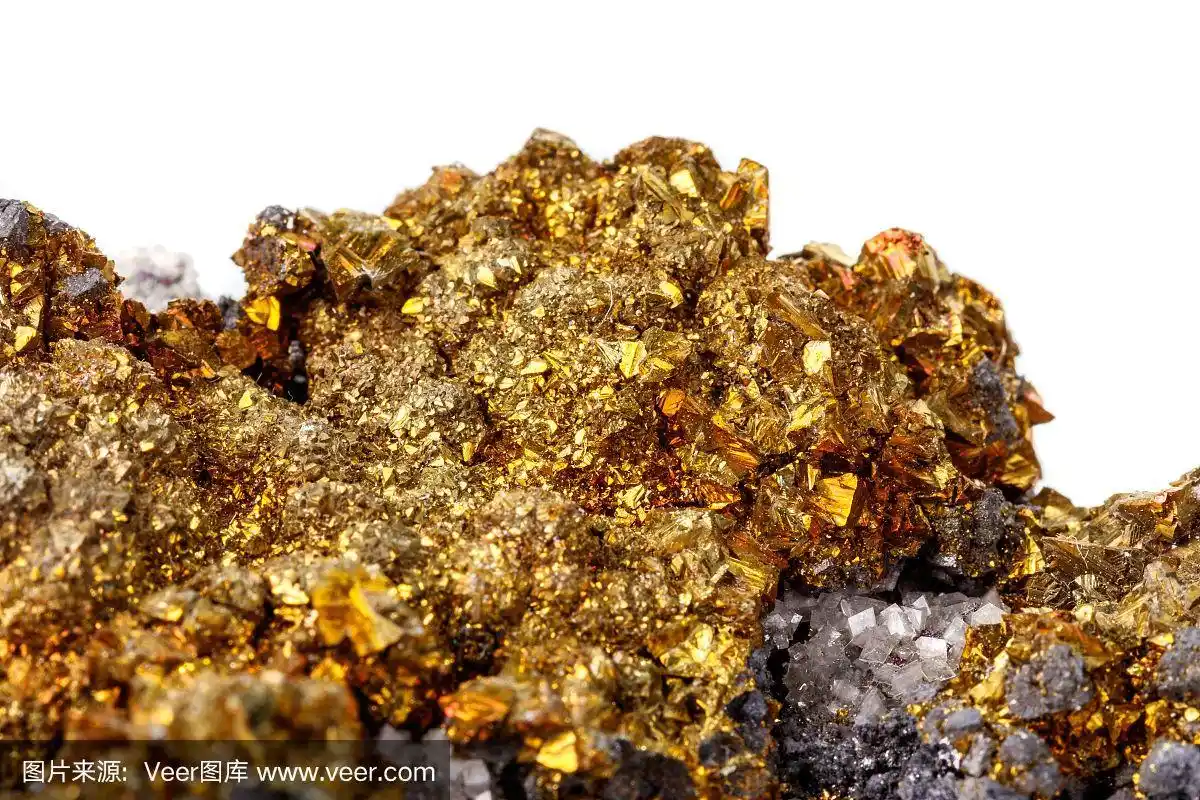 宏观矿物石黄铜矿上的白色背景