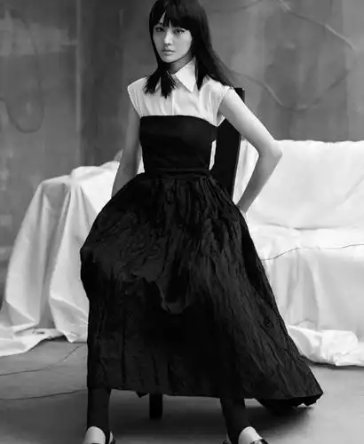 曾经的楚雨荨长大了,郑爽一袭黑色轻纱礼服简直就是贵族公主呀!