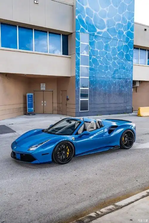 蓝色法拉利 488 spider