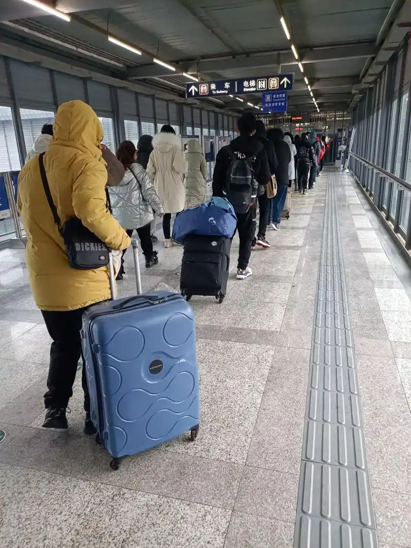 这么早,春运开始了吗?今天坐地铁拉行李箱的好多!