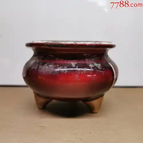 三足红釉瓷香炉