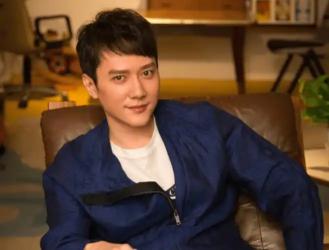 43岁冯绍峰素颜出镜,黑眼圈难掩帅气,与女演员热聊笑容不断_不知道