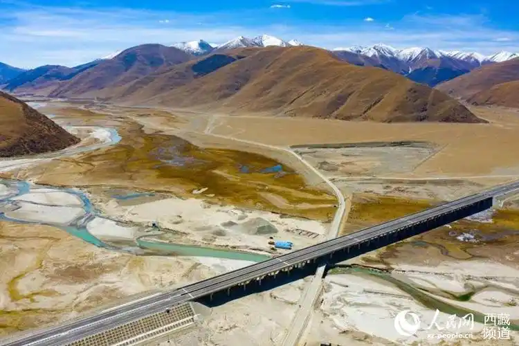 那曲至拉萨高速公路.人民网记者 徐驭尧摄