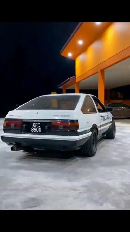 丰田ae86,车牌号不错.