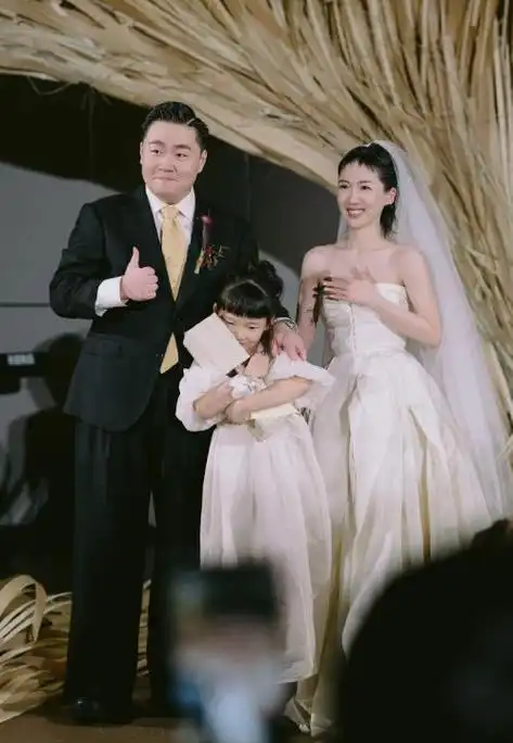 郝劭文二婚妻子首曝交往细节,最初租房住,房间小到只能放一张床-腾讯