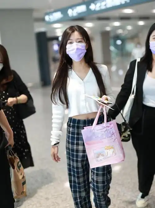 陈意涵穿着白色露脐装搭配格纹裤,一袭穿搭淑女范十足