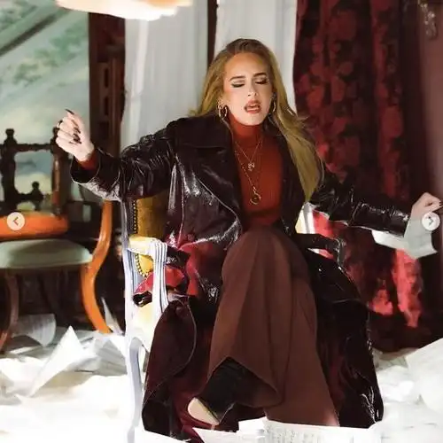 阿黛尔暴瘦90斤后体重反弹新照笑出三下巴一身红衣显女王气场