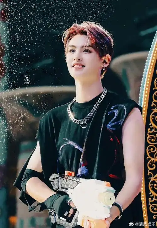 终于露出新发色了,紫色发型帅气十足,帅哥就是要染发!