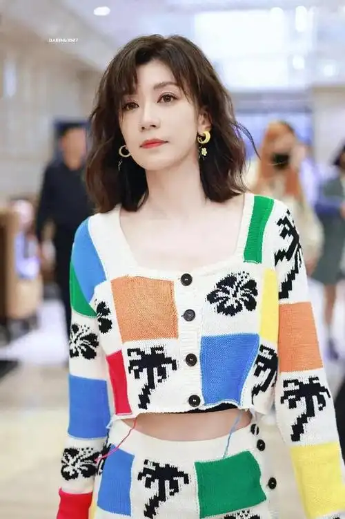 贾静雯是真"冻龄女神",肌肤紧致不输20岁少女,难以置信48岁