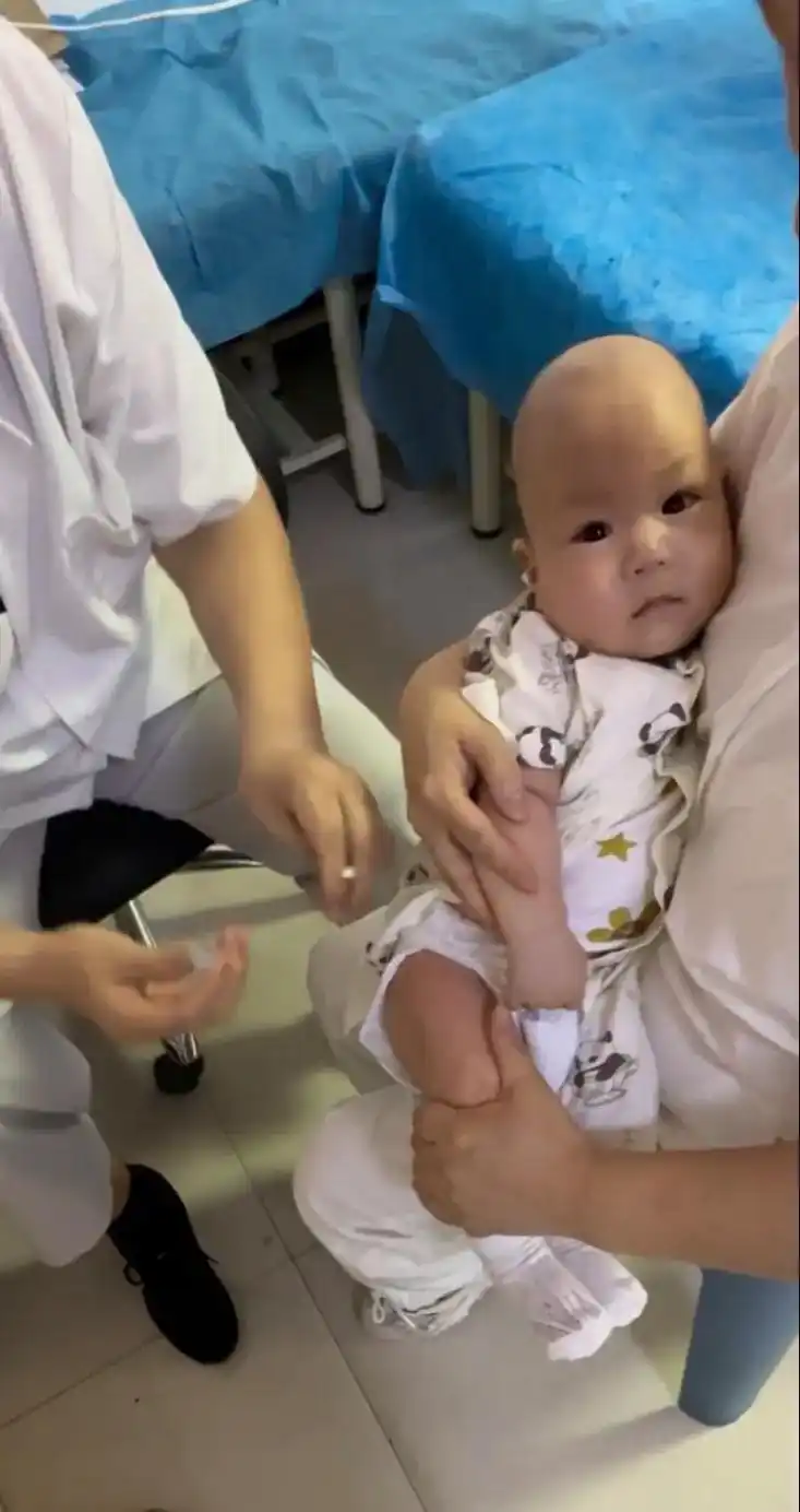 妈妈做了很多攻略,咨询了医生给你选择的疫苗,打针当天晚上还是发烧了