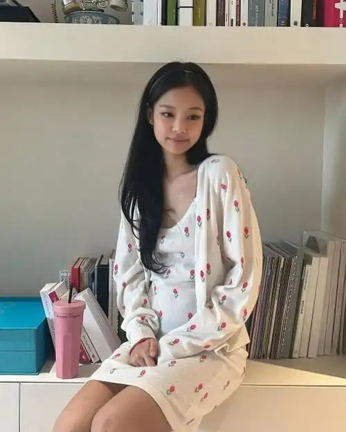 blackpink成员jennie社交网站发照秀美貌__财经头条