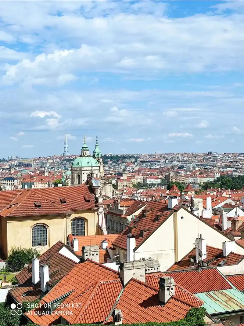 布拉格,捷克共和国的首都和最大城市,位于捷克中西部