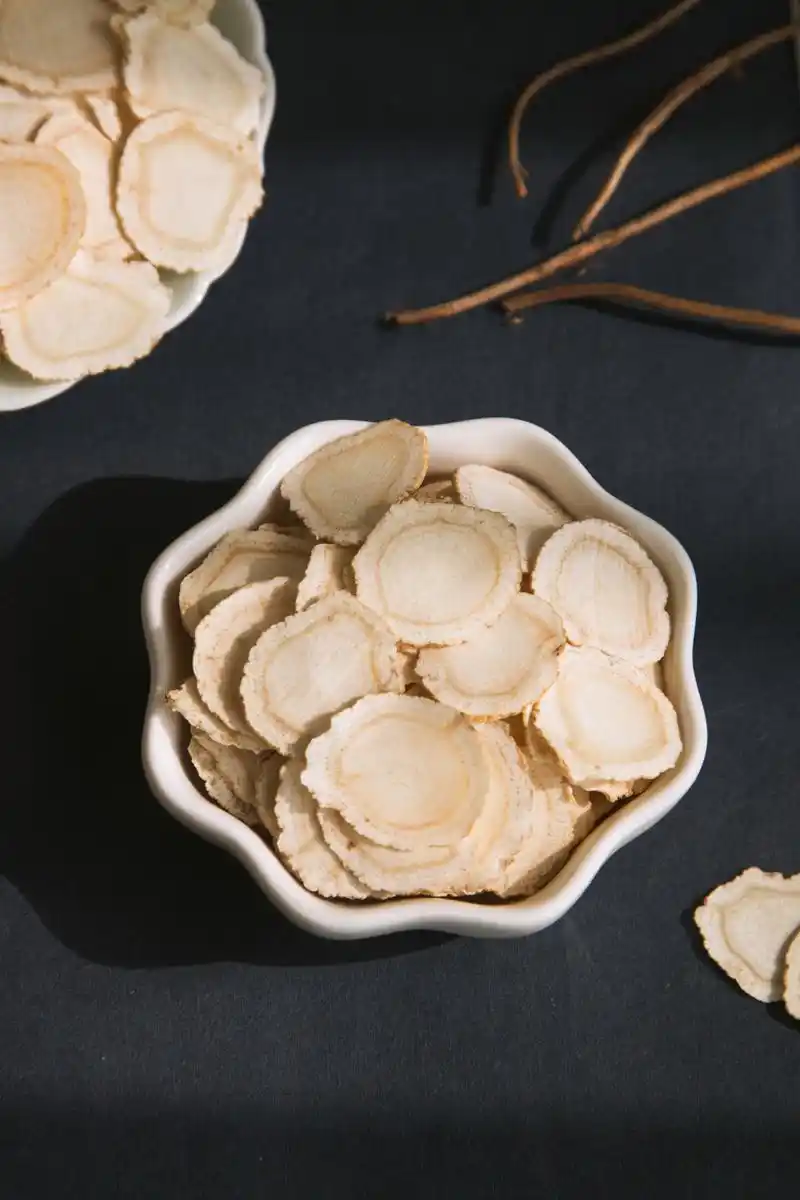 西洋参与人参均有补气生津的作用,但人参性温,偏于助阳,而西洋参性