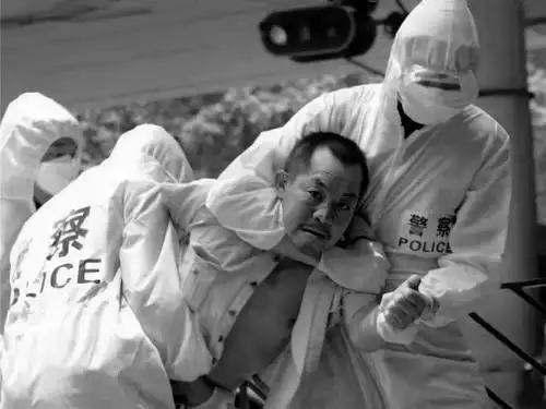 2003年非典实拍:图9处理感染者遗体,临死前无法见到自己亲人