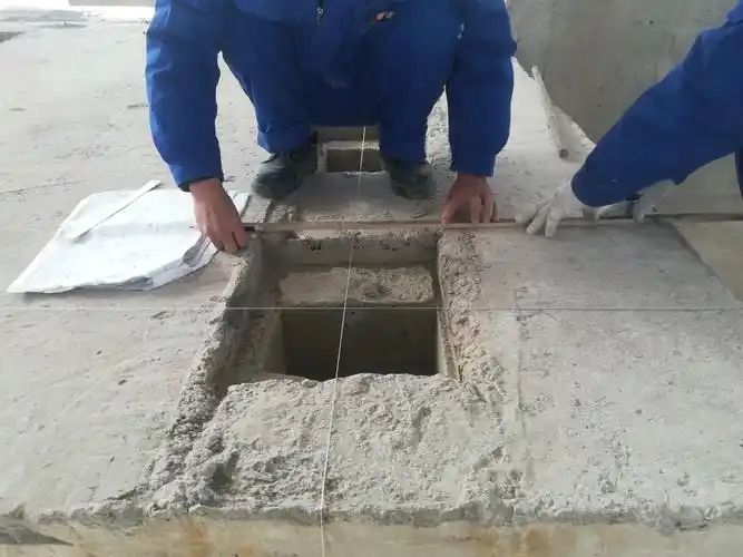 4#挤压机基础地脚螺栓孔放线画线找正2名工人工作.