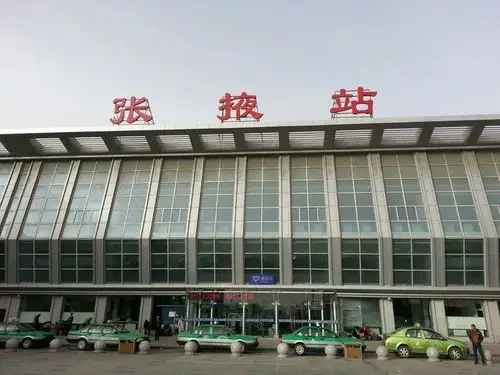 到达张掖站,西北的火车站都离城市很远,要去看大佛和丹霞地质公园~,n