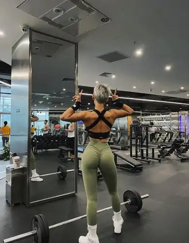 叶彤开启100天引体向上计划,大秀优越臂肌背肌,中国版李燕花