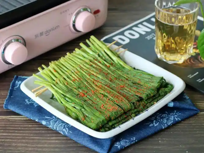 不用烤箱也能做出烧烤店的烤韭菜,味道鲜香,吃着真过瘾