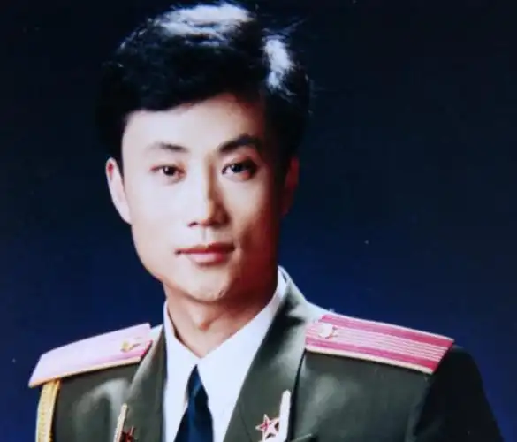 回顾歌手耿为华娶小14岁女粉丝为妻离婚那天和女儿抱头痛哭