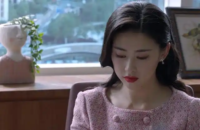 精英律师中朱珠饰演的栗娜珍珠耳坠真美