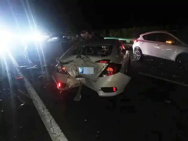 上夜间视线模糊,一辆重型半挂与前方已经发生轻微追尾的小型轿车碰撞