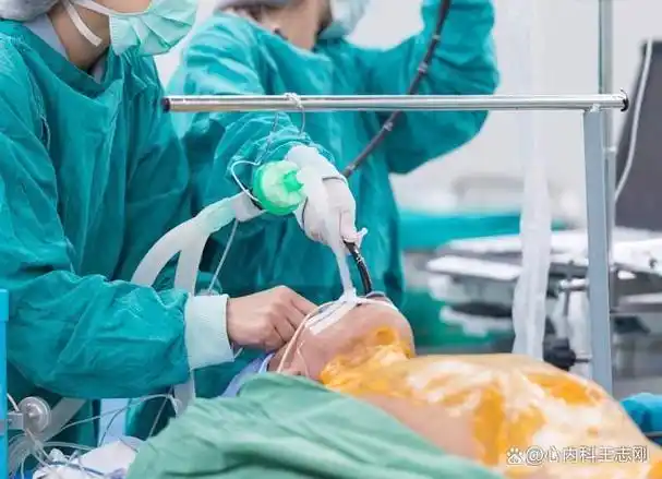 在一间昏暗的手术室里,一位患者静静躺在手术台上,身上覆盖着绿色的