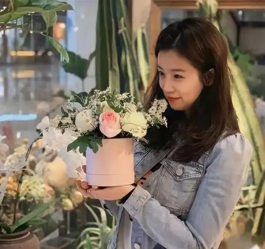 杨鸣妻子久违现身!罕见画浓妆,涂烈焰红唇,年近四十岁韵味十足