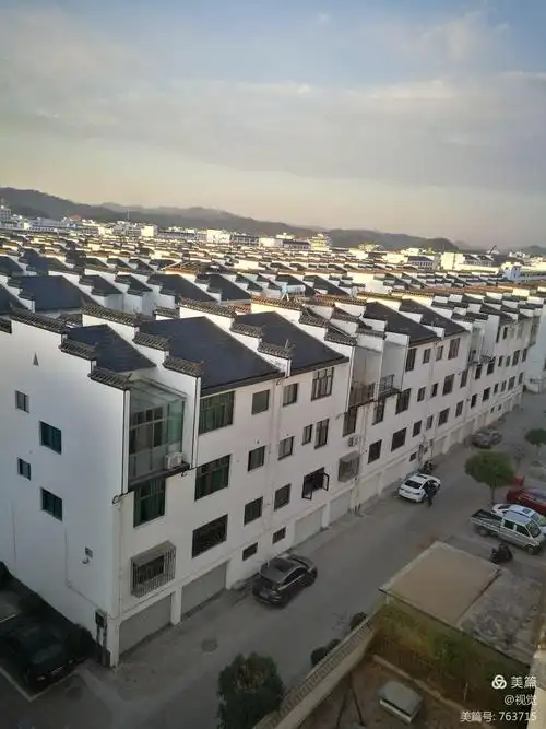 婺源酒店窗外的民宅,在南方很少见到这么整齐排列的房子,太少见了,都