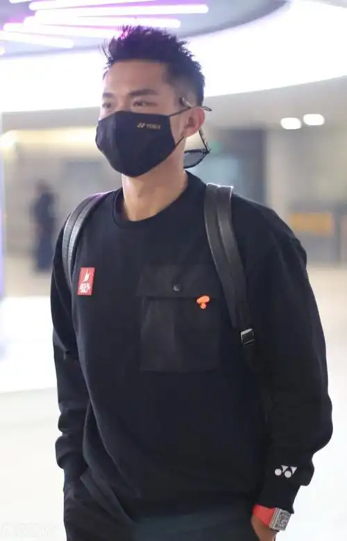 林丹一袭黑色穿搭现身机场,双手插兜依旧帅气十足
