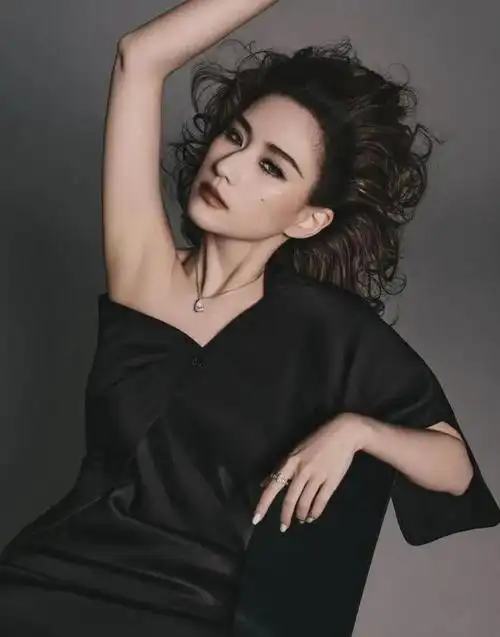 何超莲真敢穿领口开叉至腰间短裤刚过臀线叉腰翘腿酷飒性感