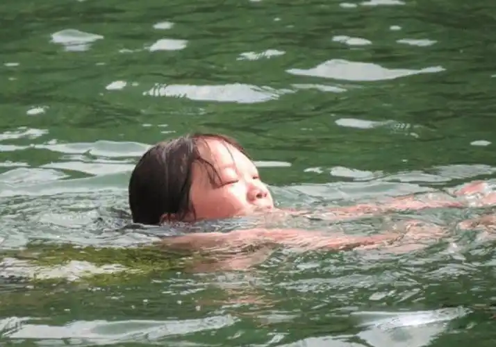 一盆水讲清道理,孩子表示再也不去河边_家长_带着_游泳