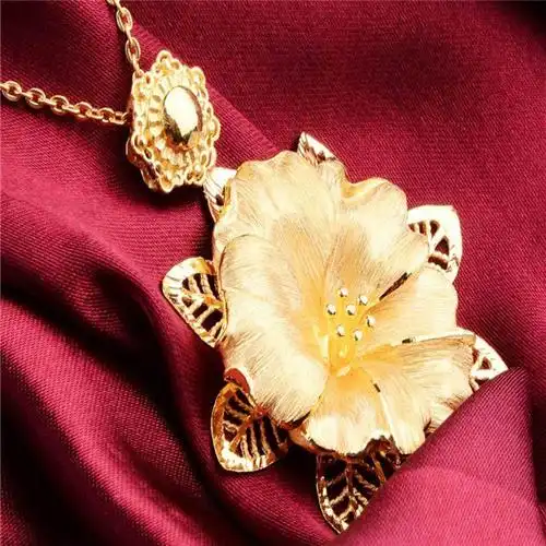 不是戴金带银那么简单的.那得看看你的八字中缺什么了.