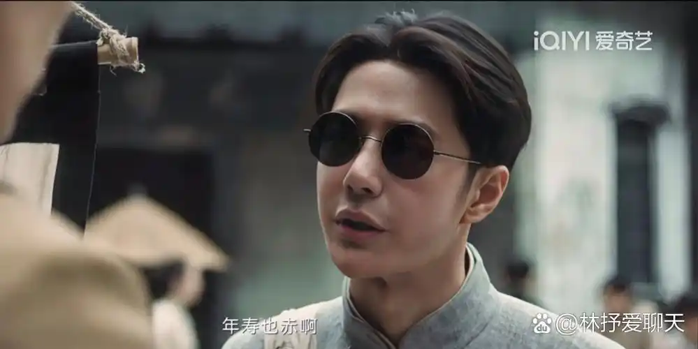 王一博的这个造型也太逗了 还留了小胡子 遮住了鹰眼