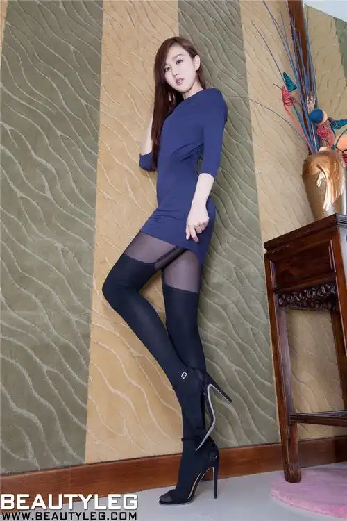 台湾九头身丰乳翘臀大长腿美女sara大胆黑色高筒连体袜喷血诱惑图片(1