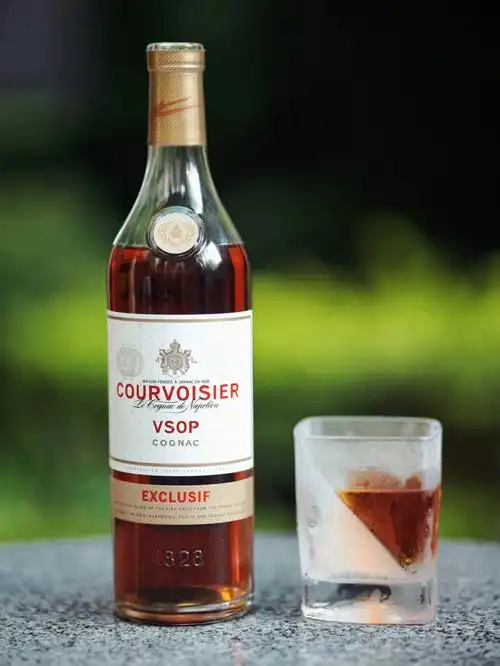 酒款:馥华诗vsop干邑白兰地类型:蒸馏酒配料:白桦树汁酒精:40%vol容量