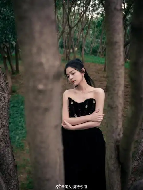 陈妍希穿黑色抹胸长裙露香肩扎高马尾元气少女感满满