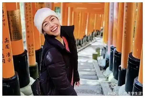 香港女星黄心颖被曝怀孕,出国旅游穿宽松衣服,腹部凸起孕味足